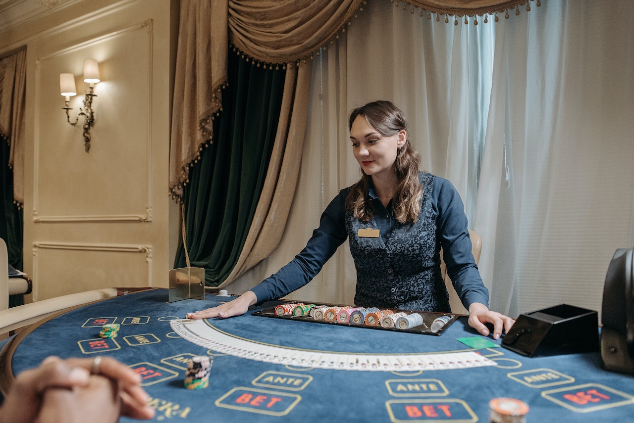 casino live croupier femme en direct pour gérer le jeu