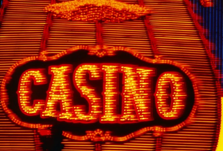 découvrez l'excitation du live casino en ligne : profitez de jeux de table avec de vrais croupiers en direct, ambiance immersive et expérience unique depuis chez vous !