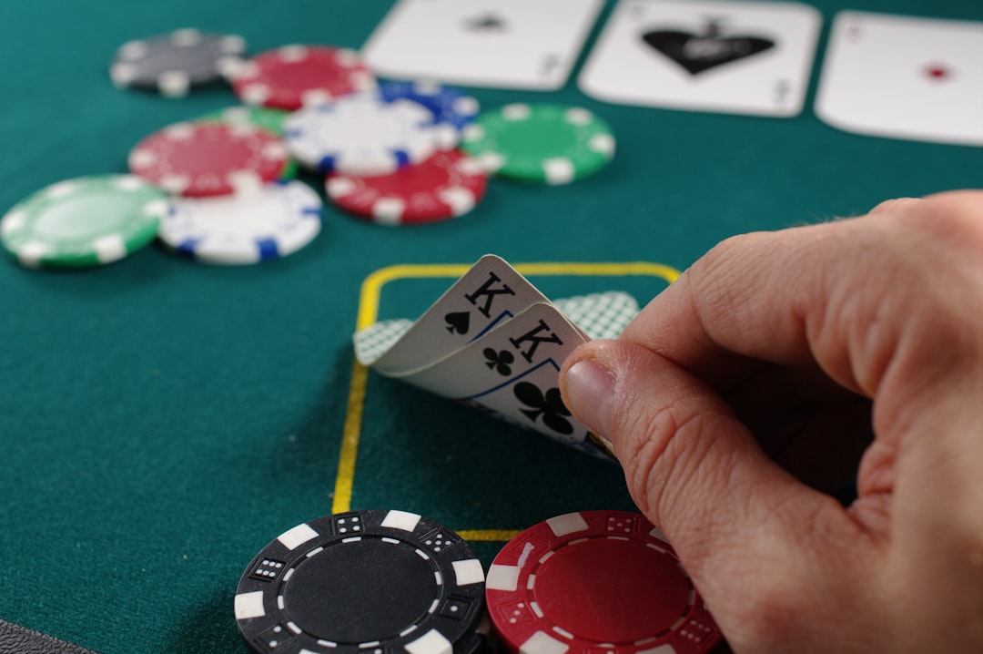 découvrez le poker : règles, astuces, stratégies et conseils pour débutants et joueurs expérimentés. apprenez à maîtriser ce jeu de cartes populaire en ligne ou entre amis.