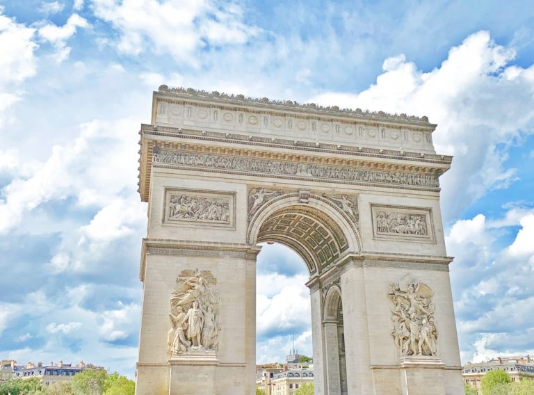 découvrez l'histoire et la grandeur de l'arc de triomphe, symbole emblématique de paris, offrant une vue imprenable sur la ville et un hommage aux héros français.