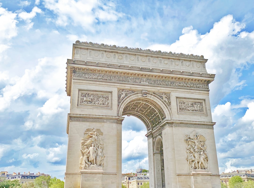 découvrez l'histoire et la grandeur de l'arc de triomphe, symbole emblématique de paris, offrant une vue imprenable sur la ville et un hommage aux héros français.