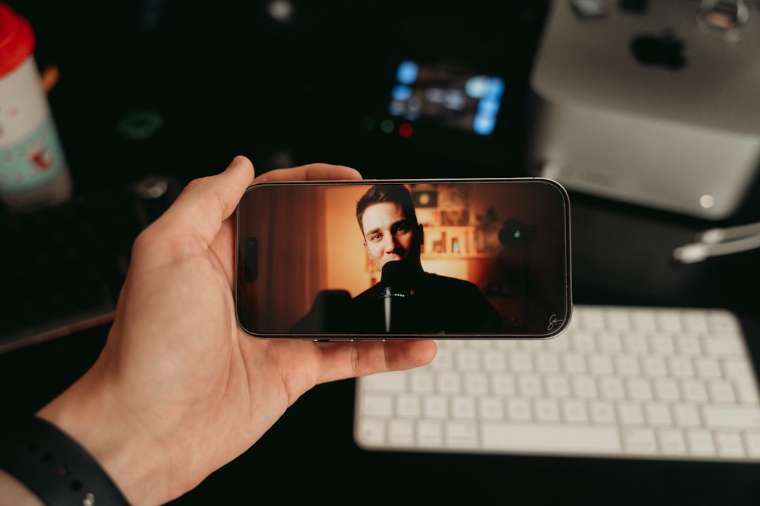 découvrez l'univers de mrbeast, célèbre créateur de contenu youtube connu pour ses défis extravagants, ses vidéos philanthropiques et ses projets innovants qui captivent des millions de fans à travers le monde.