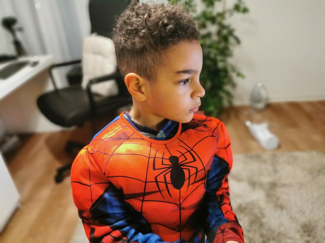 découvrez l'univers captivant de spider-man, le héros acrobatique qui protège new york avec courage et agilité.